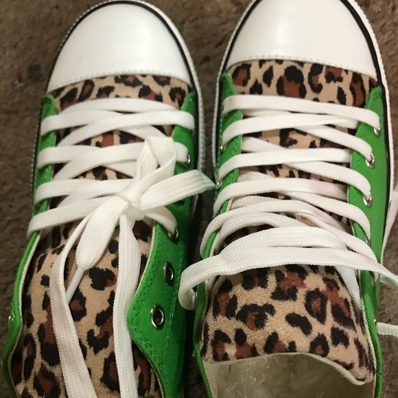 Leopard print converse style sneakers - Picture 2 of 3